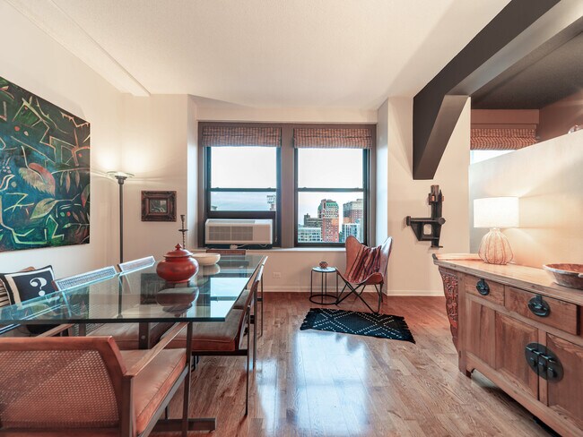 Building Photo - 600 S Dearborn St