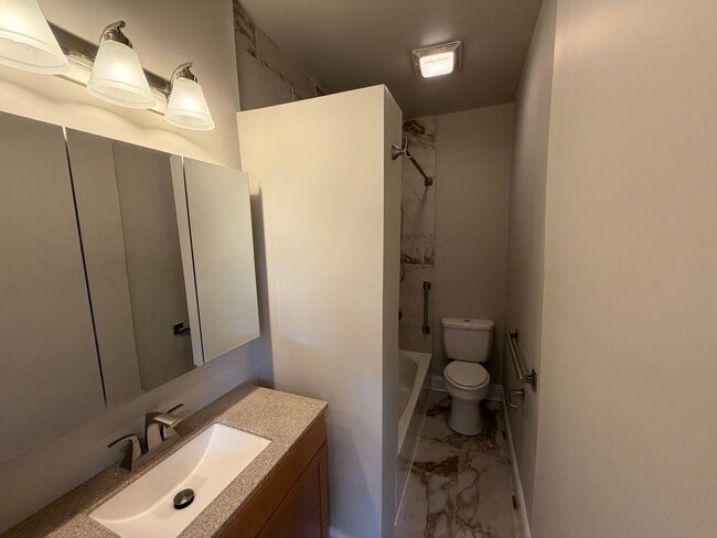 Building Photo - 206 Olive St