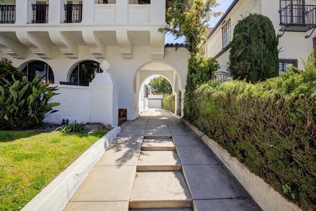 Building Photo - 176 S Orange Dr