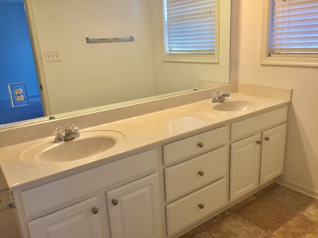 Building Photo - 4 Bedroom 3.5 Bath end unit- Available Aug...