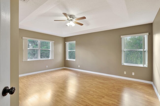Building Photo - 4066 Cresent Creek St