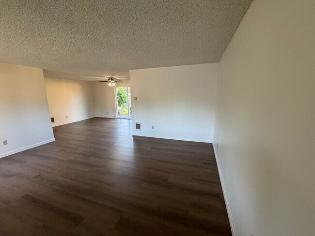 Building Photo - 3 Bedroom House in Waldport!