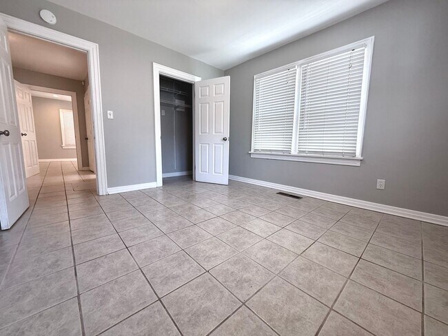 Building Photo - Large 5BD 3.5BA Home w/ Bonus ADU close to...