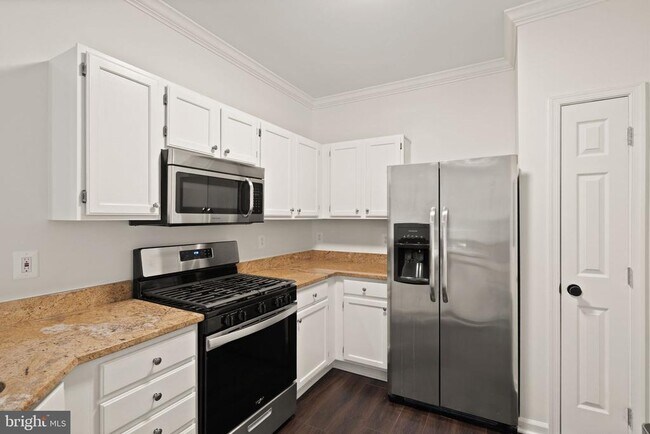 Building Photo - 1704 Lake Shore Crest Dr