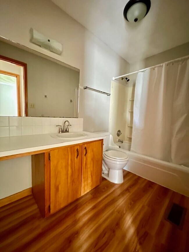 Building Photo - ASHLAND  - PERFECT One Bedroom Available!