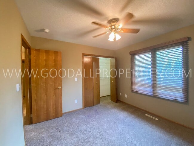 Building Photo - Executive Home - 4 Bedroom, 3.5 Bathroom in Country Club Neighborhood with Finished Basement