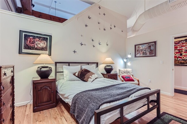 Building Photo - Stunning Downtown Loft w/23 ft. Ceilings -...