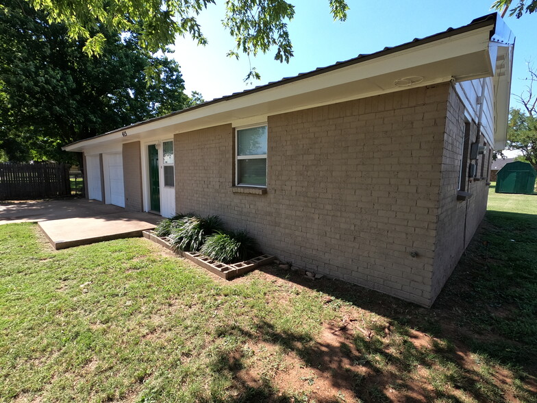 View of front of house from SE side - 415 W Guthrie St