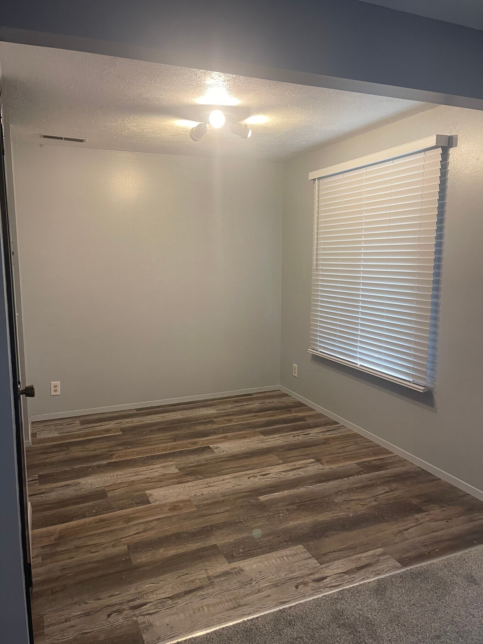 dining area - 167 E 100 N
