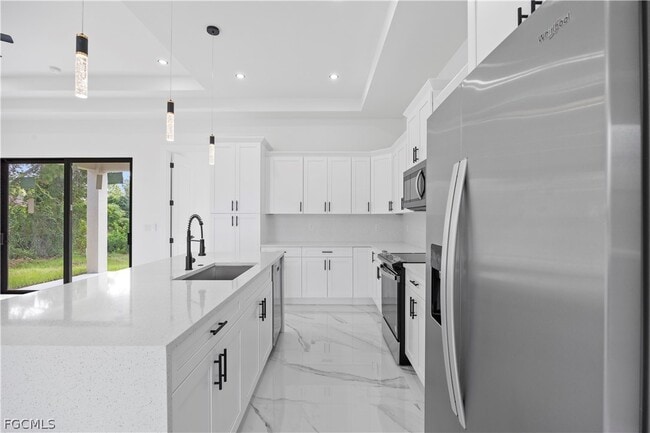 Building Photo - 719 Fullerton Ave S