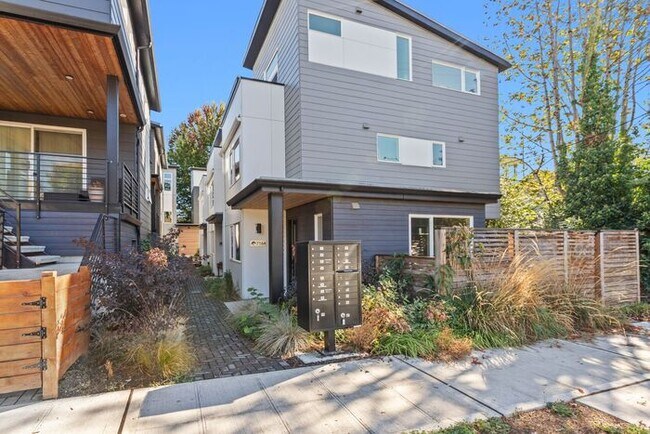Building Photo - Stunning Othello Park Designer Townhome with Air Conditioning