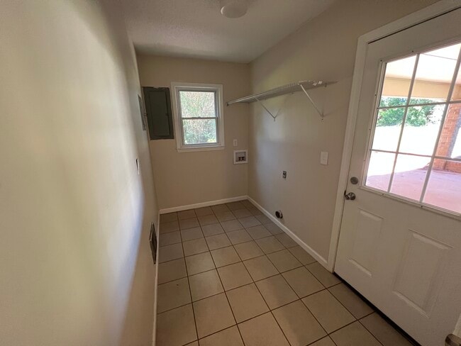 Building Photo - 3751 Robinson Dr