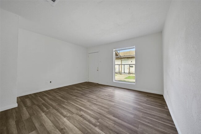Building Photo - 10006 Neuens Rd