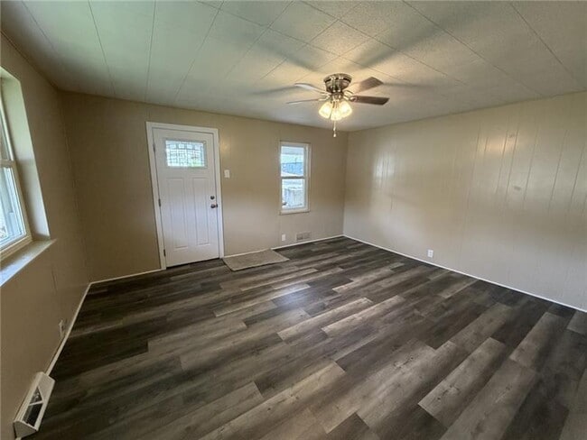 Building Photo - 1156 Eisenhower Dr