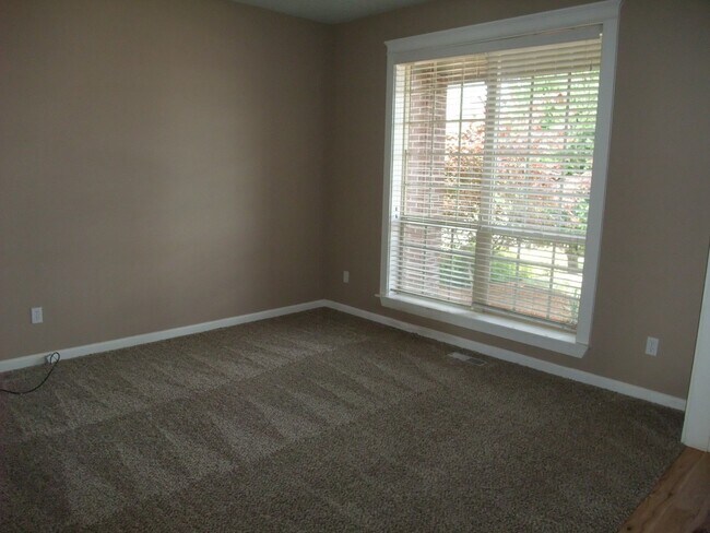 Building Photo - Spacious 5 bedroom 3 bath home near a park in SE Albany