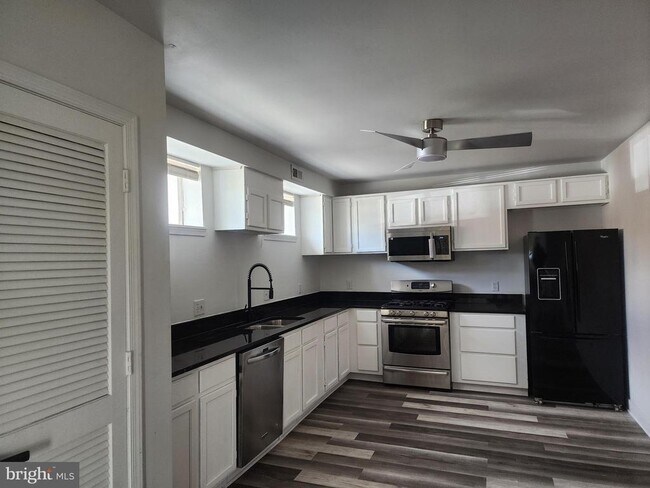 Building Photo - 606 Stuart St