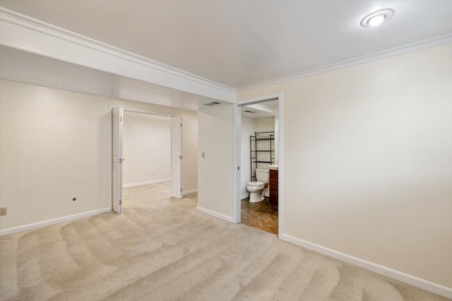 Building Photo - Spacious 3 bed 2.5 bath in Eastgate neighborhood.