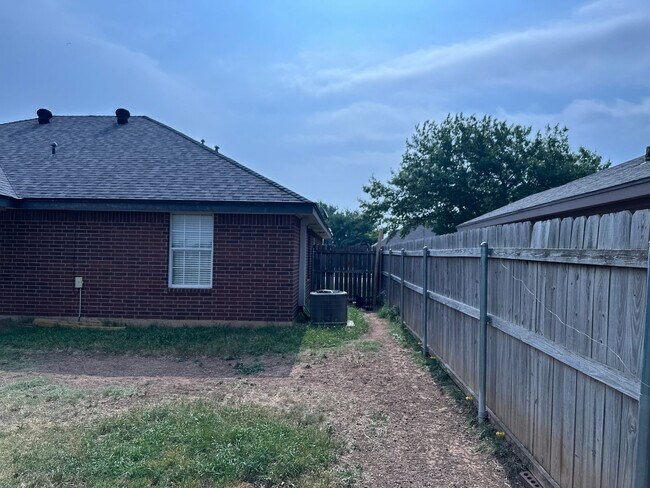 Building Photo - 3/2/2 Almost Ready to RENT!