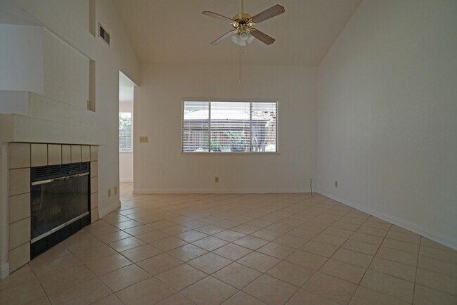 Building Photo - beautiful 3-bedroom, 2-bathroom single-story home in Roseville!