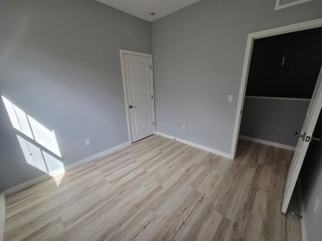 Building Photo - Bright and Easy-Living Home in Riviera Beach