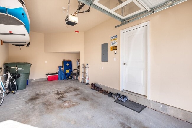 Building Photo - 3BR Open Floor Plan with Garage in Captain...