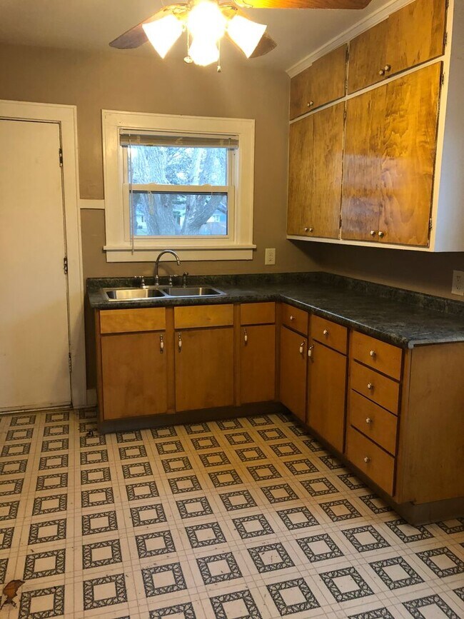 Building Photo - 2 BR/1 Bath home