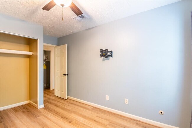 Building Photo - 2717 S Millbend Dr