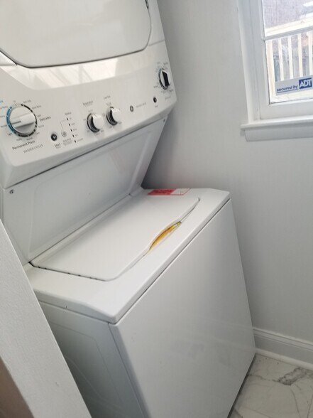 Building Photo - 1130 S Charles St