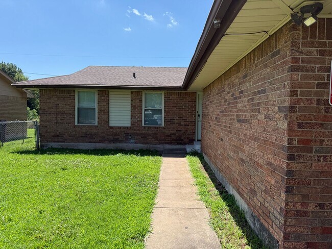 Building Photo - Completely remodeled 3 bed 1 & 1/2 bath ho...