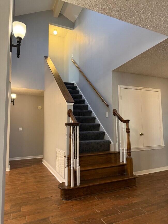 Building Photo - 1020 Mcdale Ln