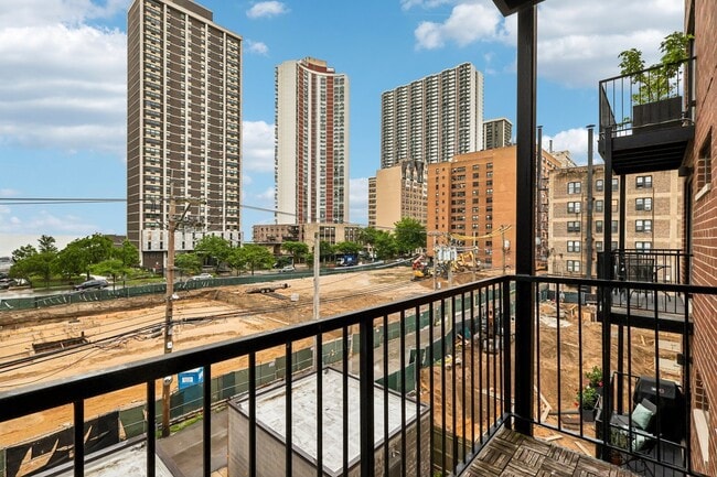 Building Photo - 6157 N Kenmore Ave