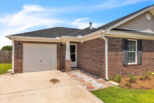 Building Photo - Perfectly Located 3 Bed, 2 Bath Home in Li...