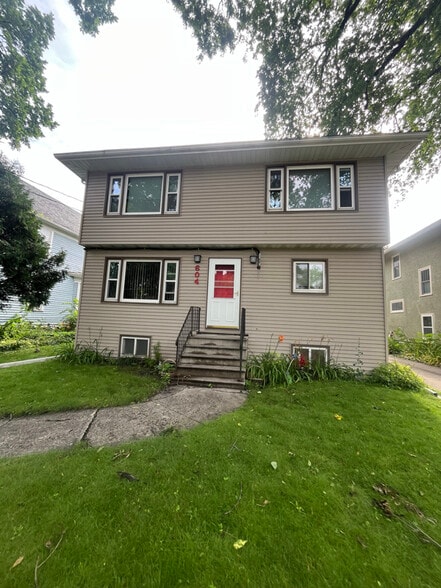 Building Photo - 604 9th St S