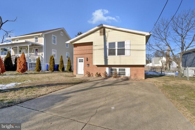 Building Photo - 5004 Roanoke Pl