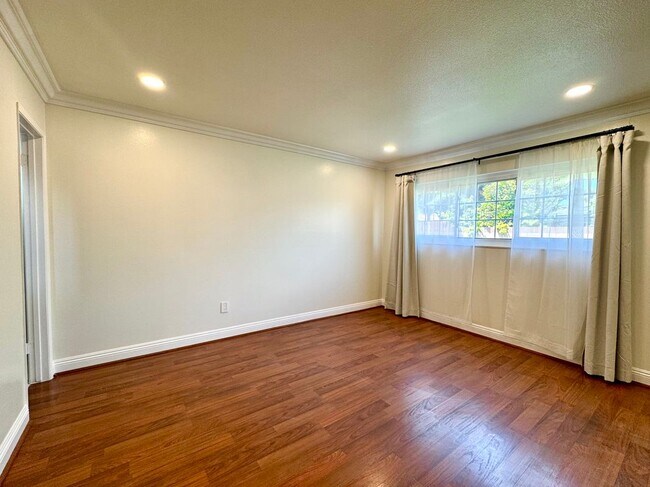 Building Photo - 15471 Salisbury Ln
