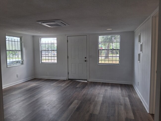 Building Photo - 2904 Moncrief Rd