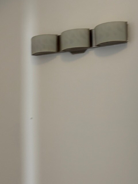 Building Photo - 1500 E 73rd St