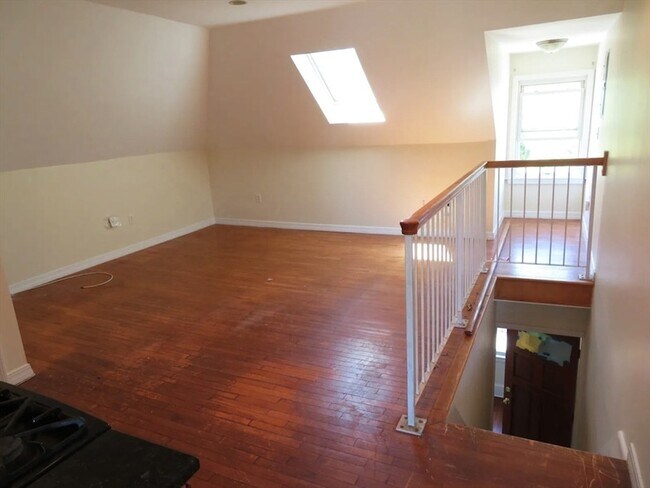 Building Photo - 1072 River St