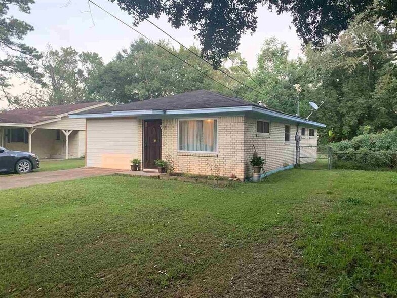 Building Photo - 216 Katherine St