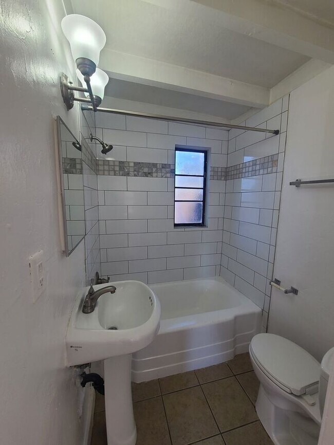 Building Photo - Ultra Charming Studio