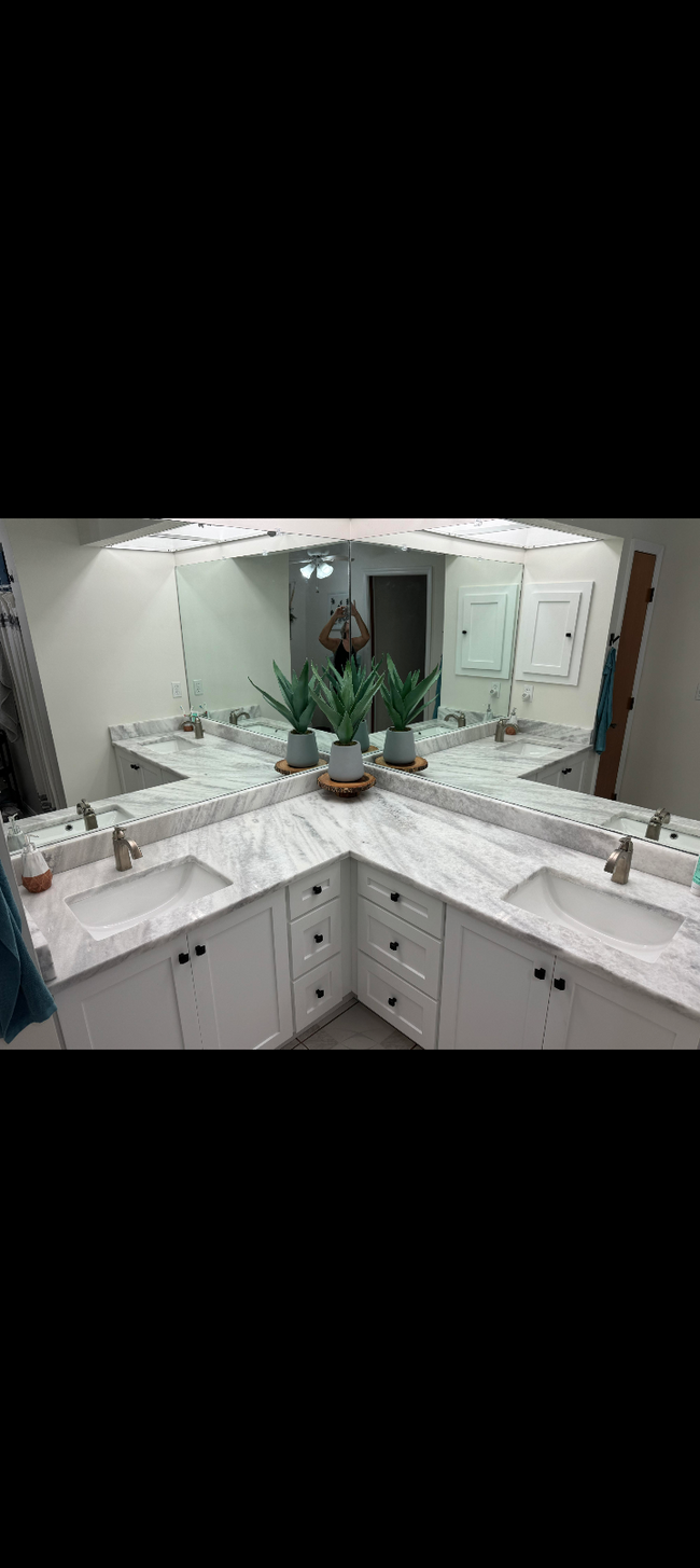 Master bathroom - 21312 Wardell Ave