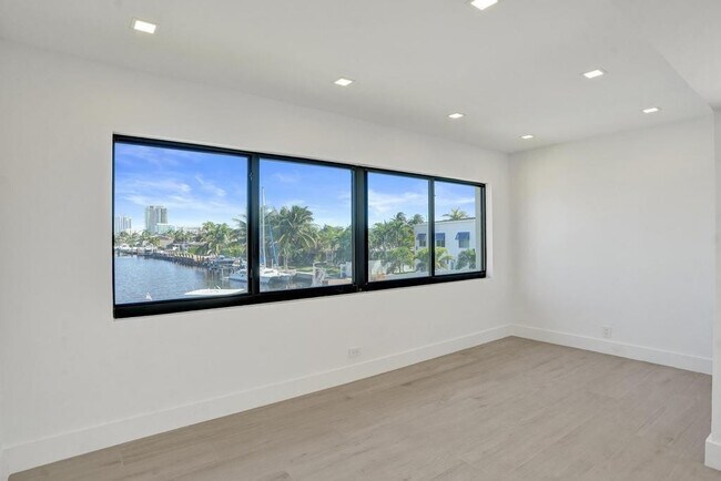 Building Photo - 840 SE 22nd Ave