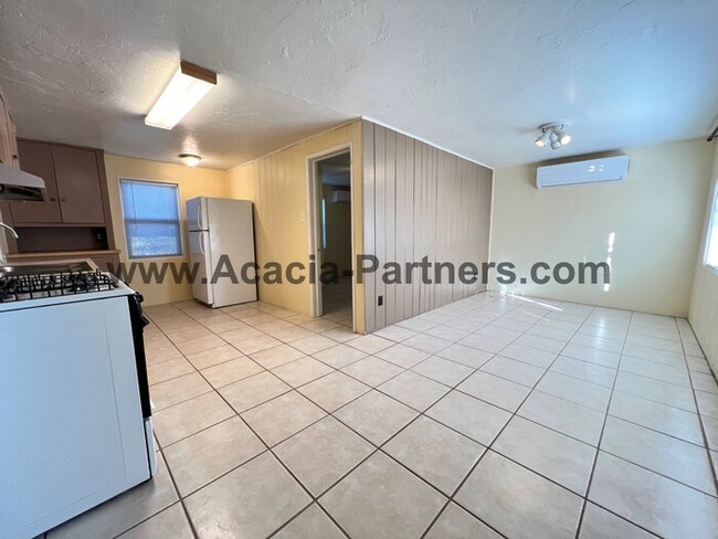 Building Photo - Centrally located Two Bedroom Home