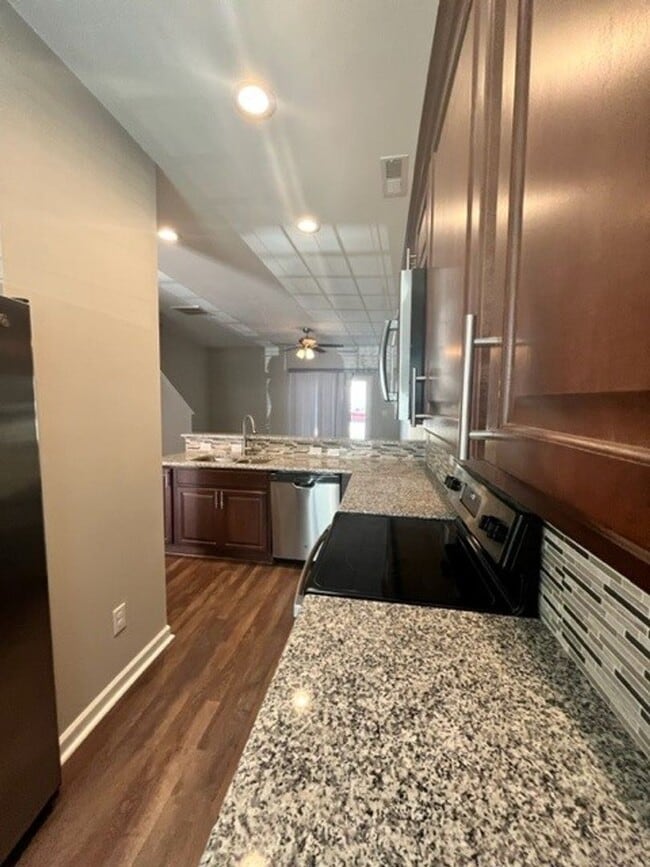 Building Photo - 2 bedroom 2.5 bath townhome available
