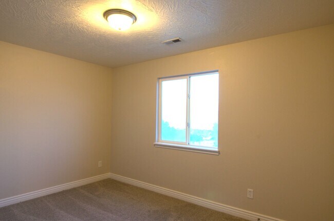 Building Photo - Large Family Home Ready for You!!