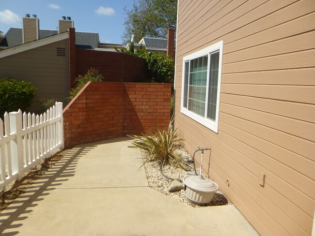 Building Photo - Updated Townhome in Country Club Village Green