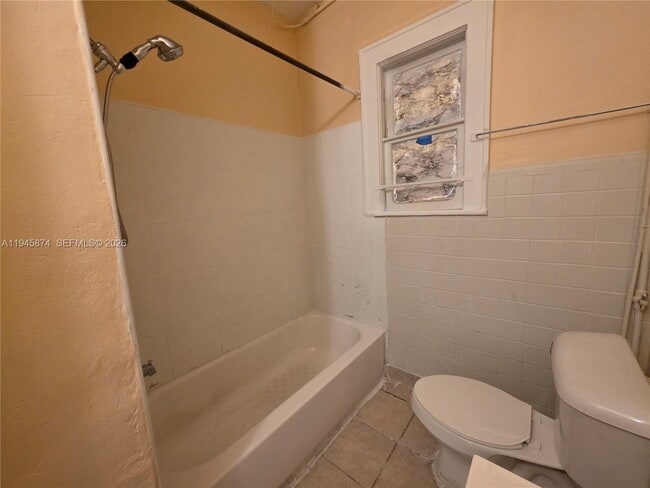 Building Photo - 1005 SW 19th Ave