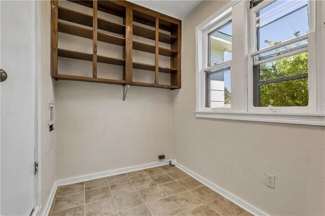 Building Photo - 211 Tate Ln