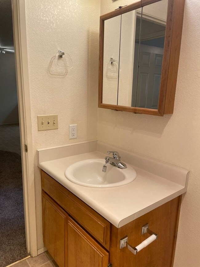 Building Photo - Very Nice 2 Bedroom 1 Bath Duplex in Grant...