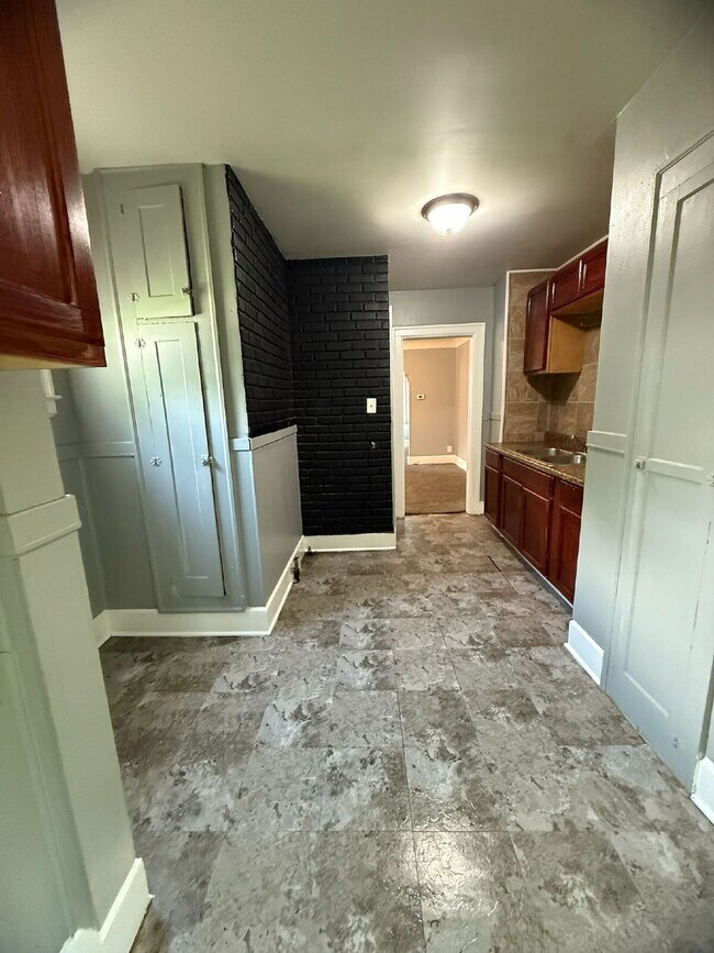 Building Photo - 3-Bedroom Home in Detroit with Spacious La...